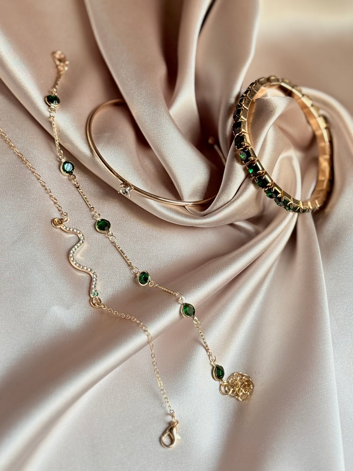 4Pcs/Set Snake Green Gemstone Bangle Rhinestone Full Metal Bracelet. High-quality rhinestones, like cubic zirconia, would add to the luxury feel.