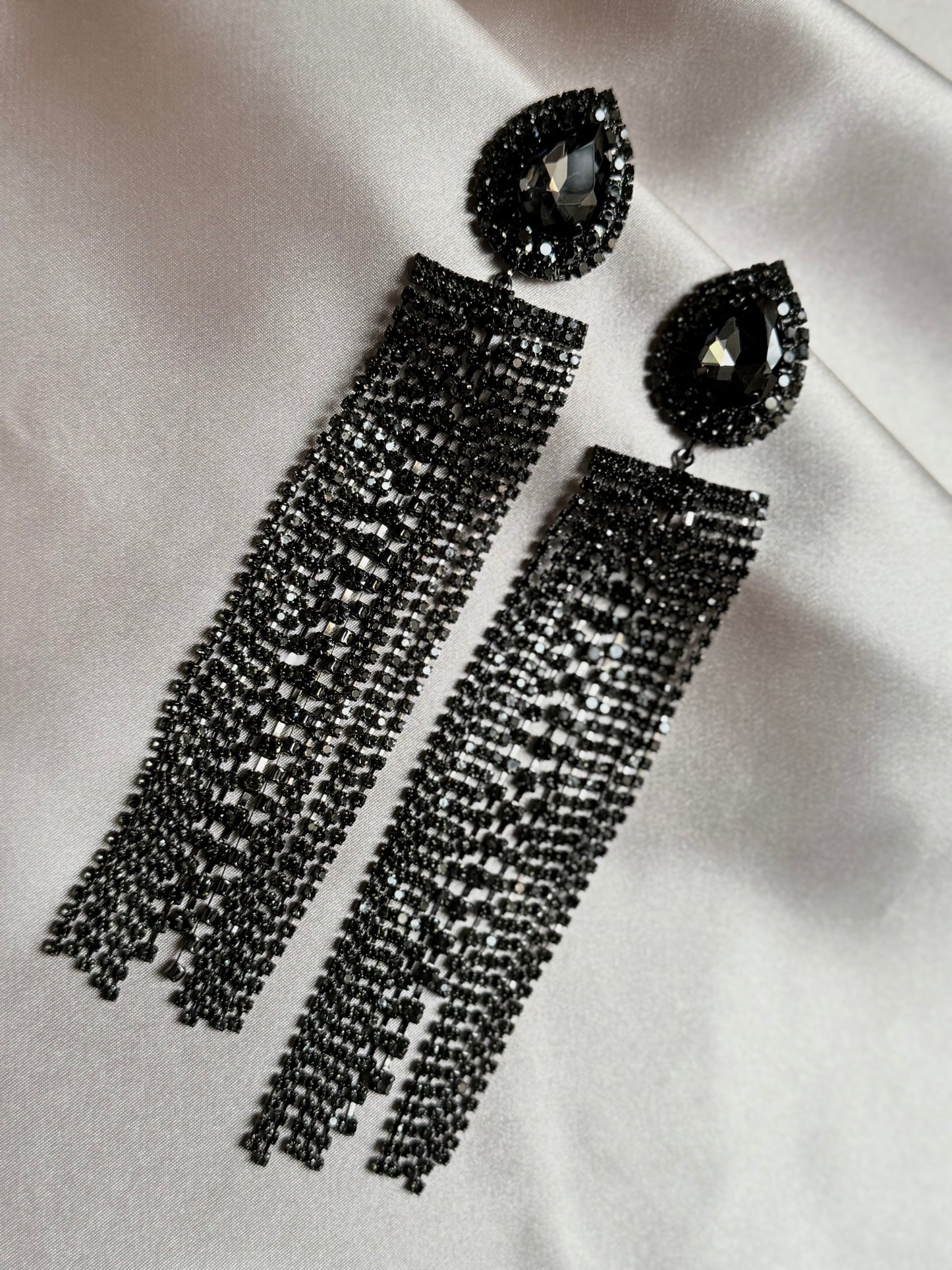 2PC black Women's Fashion Copper Inlaid Claw Chain Exaggerated Water Drop Earrings