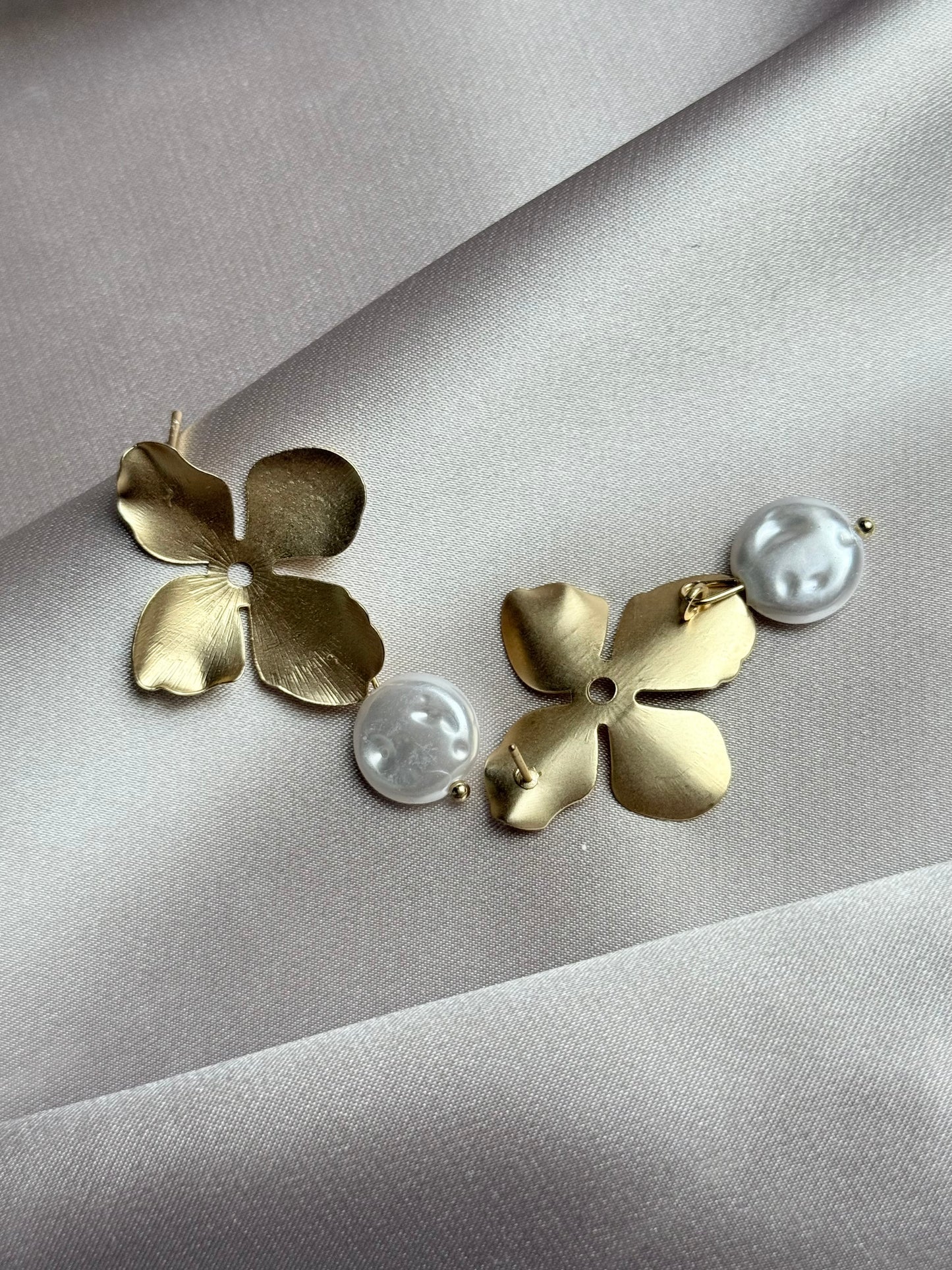 Vintage Niche Design Metal Flowers Pearl Earrings