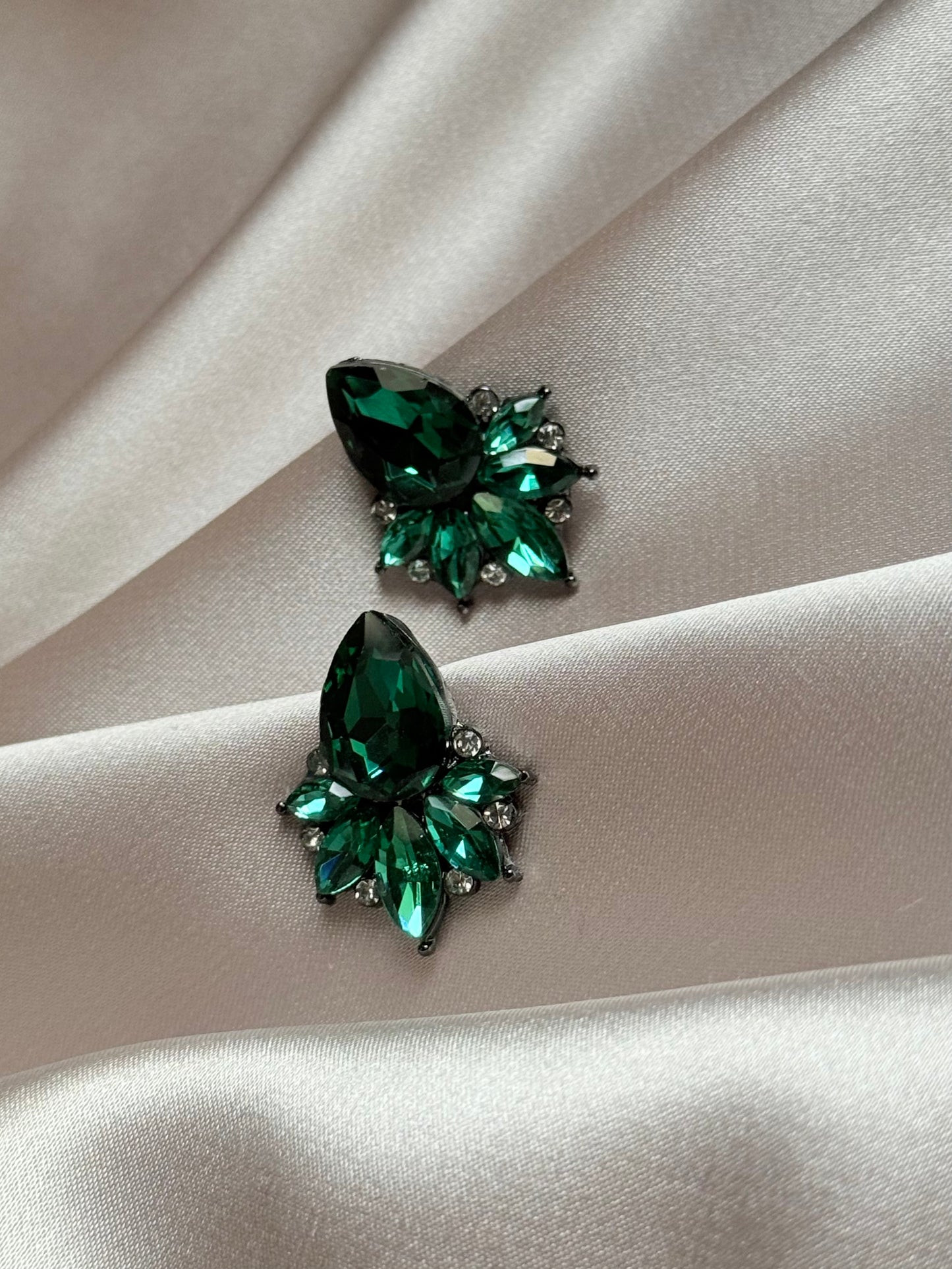 VEYO Classic Crystal Stud Earrings