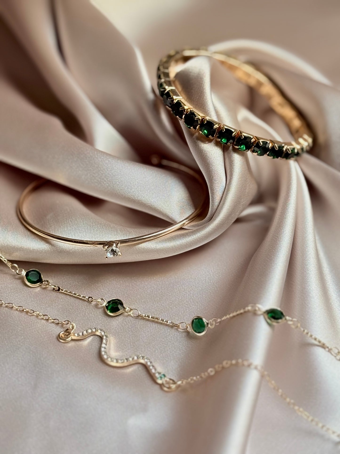 4Pcs/Set Snake Green Gemstone Bangle Rhinestone Full Metal Bracelet.                    High-quality rhinestones, like cubic zirconia, would add to the luxury feel.