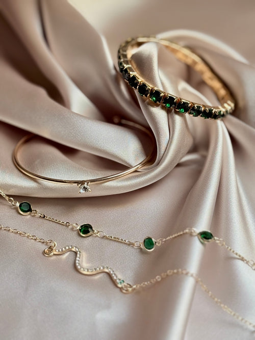 4Pcs/Set Snake Green Gemstone Bangle Rhinestone Full Metal Bracelet.                    High-quality rhinestones, like cubic zirconia, would add to the luxury feel.