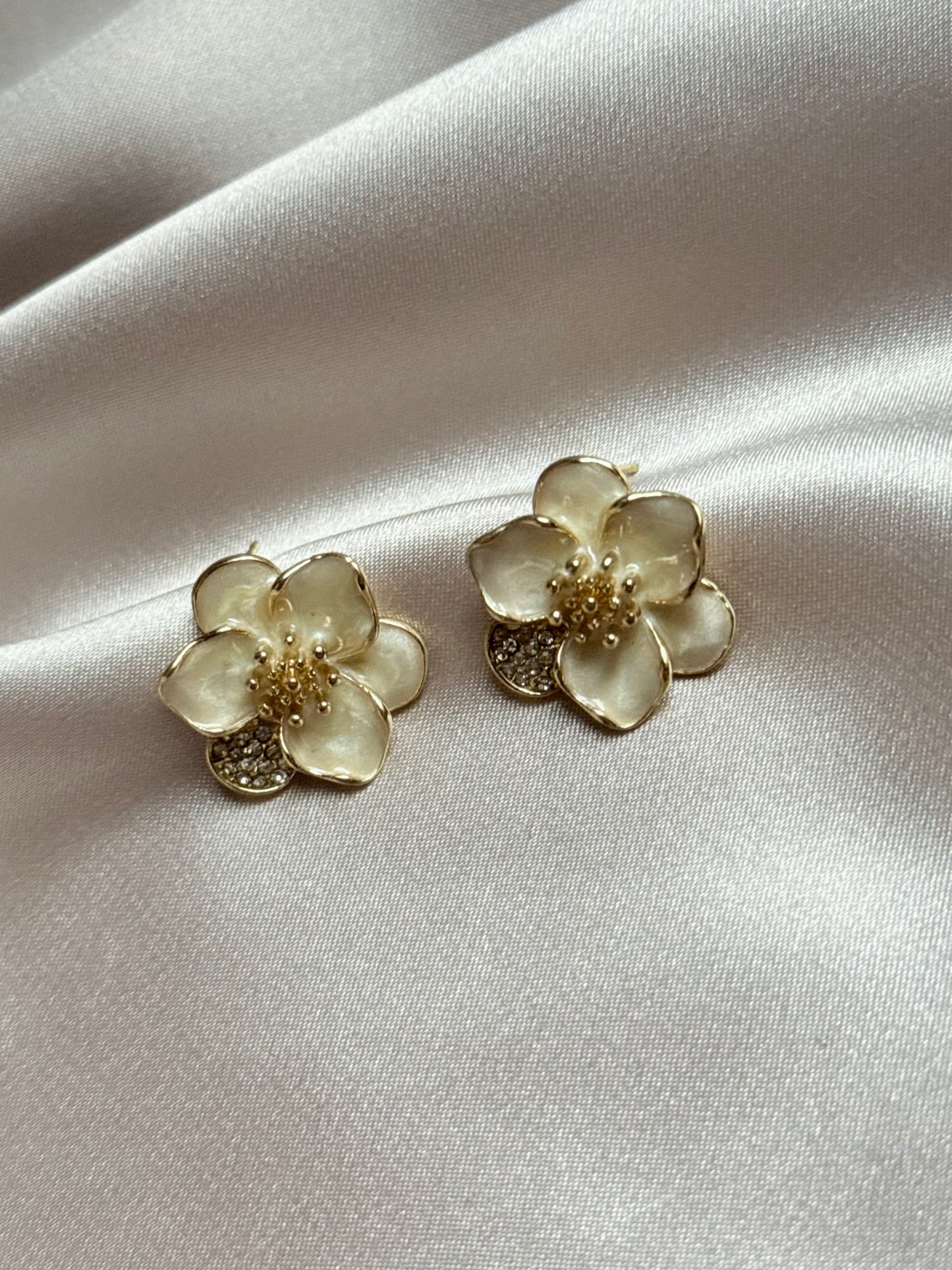 Exquisite Floral Patterned Women's Earrings
