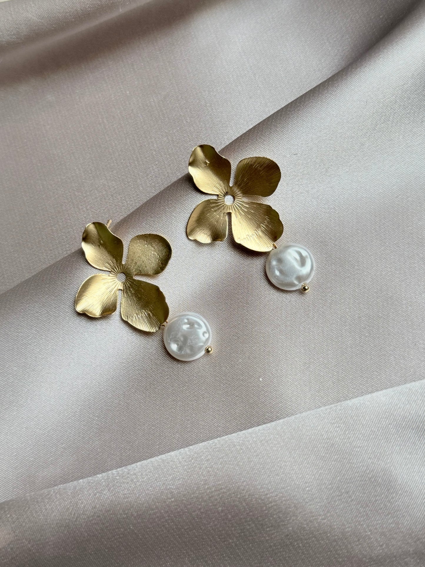 Vintage Niche Design Metal Flowers Pearl Earrings