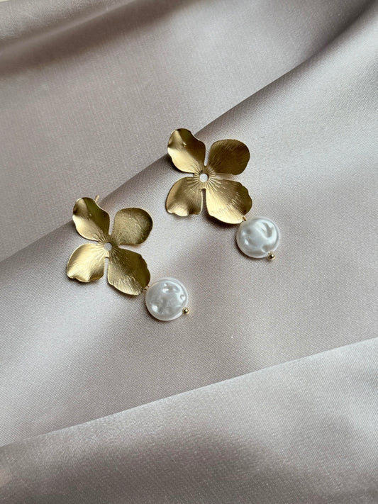 Vintage Niche Design Metal Flowers Pearl Earrings