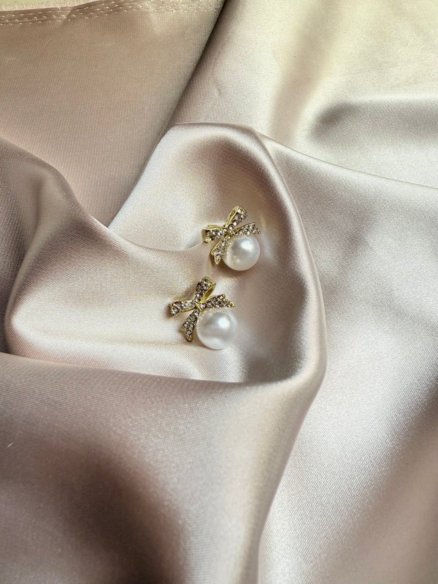Bow Pearl Earrings Gold White Pearl