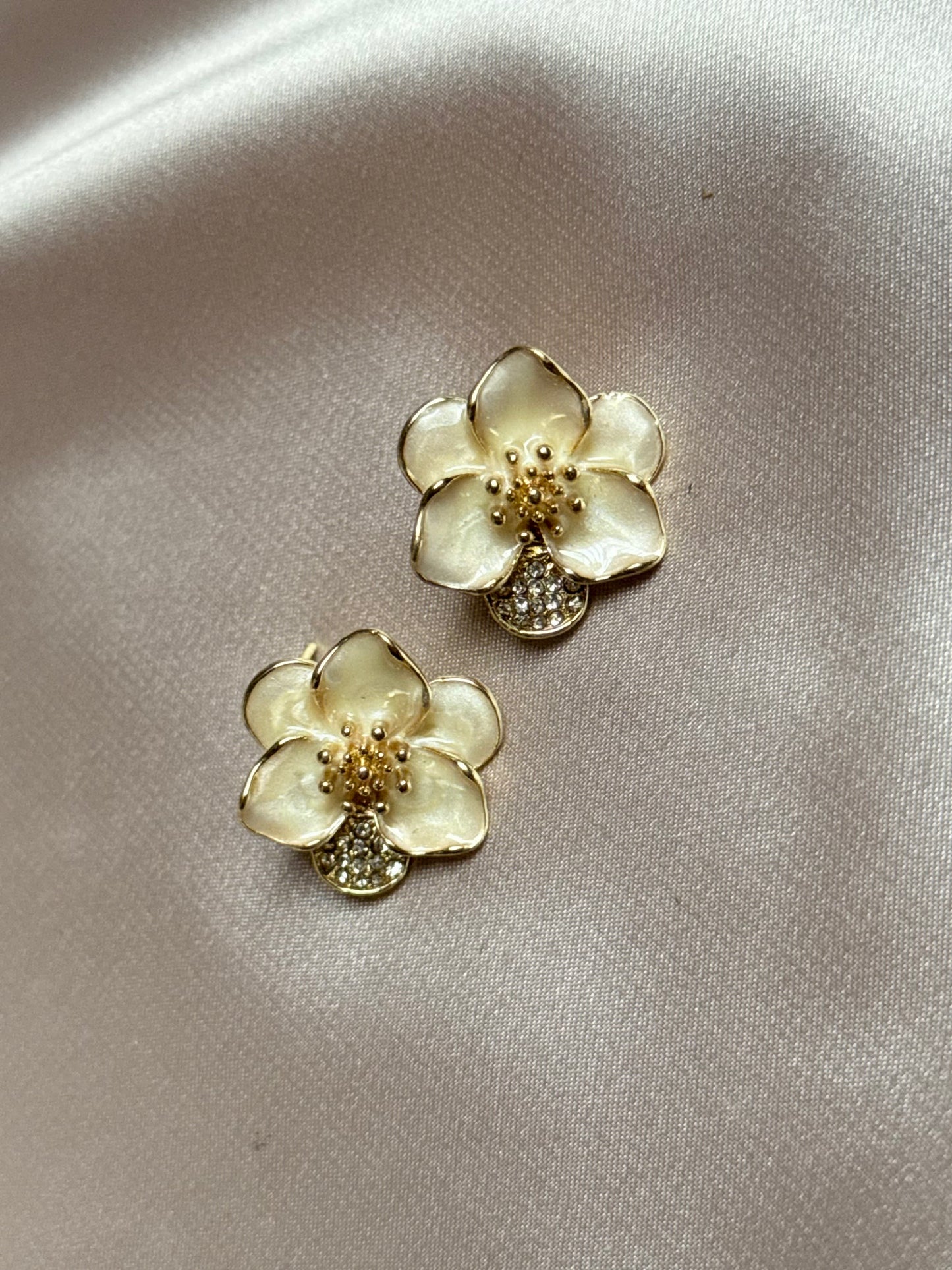 Exquisite Floral Patterned Women's Earrings